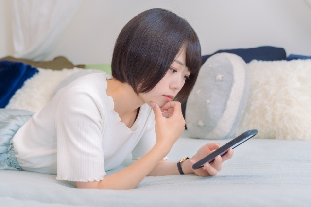 考える女性