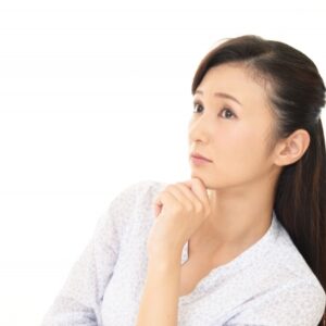 寒中見舞いを出す女性