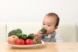 野菜を食べる赤ちゃん