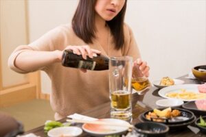 ストレス発散で食べる女性