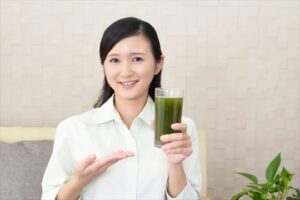 有機野菜ジュースを勧める女性