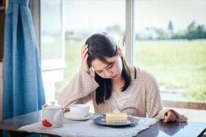 お菓子ばかり食べる　女性