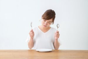 夜ご飯を食べない女性