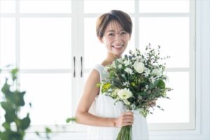 花束を持つ女性