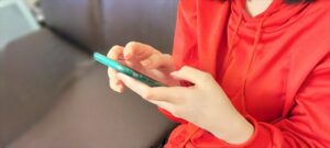 スマホで年賀状を作る女性